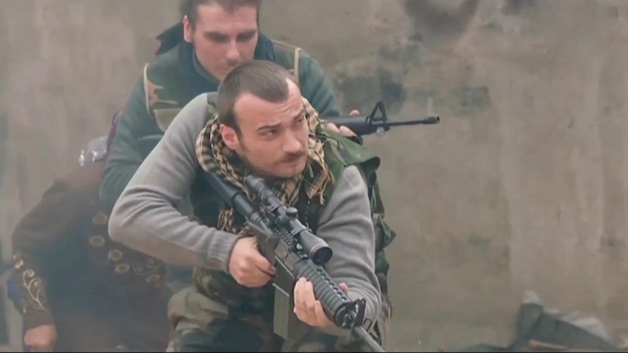 رجل لوحده قدر ينقذ المدنين ويقضي عالعصابة