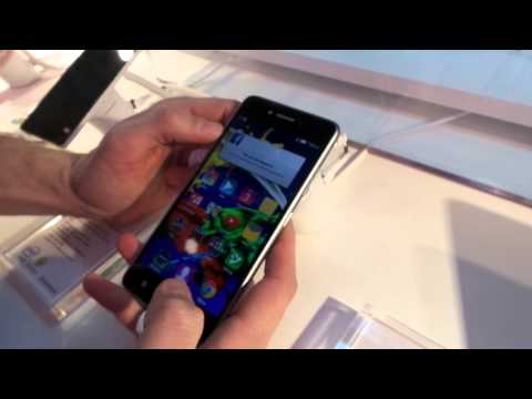 Lenovo S90: Hands-on (MWC 2015)