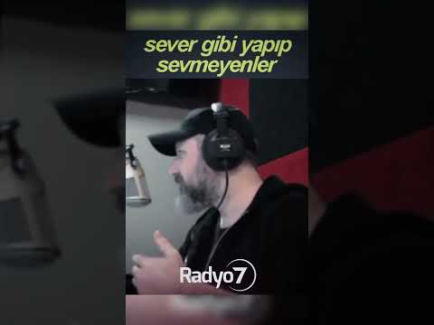 Sever gibi yapıp sevmeyen yanında gibi yapıp yanında olmayanlar var !