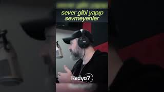 Sever gibi yapıp sevmeyen yanında gibi yapıp yanında olmayanlar var !