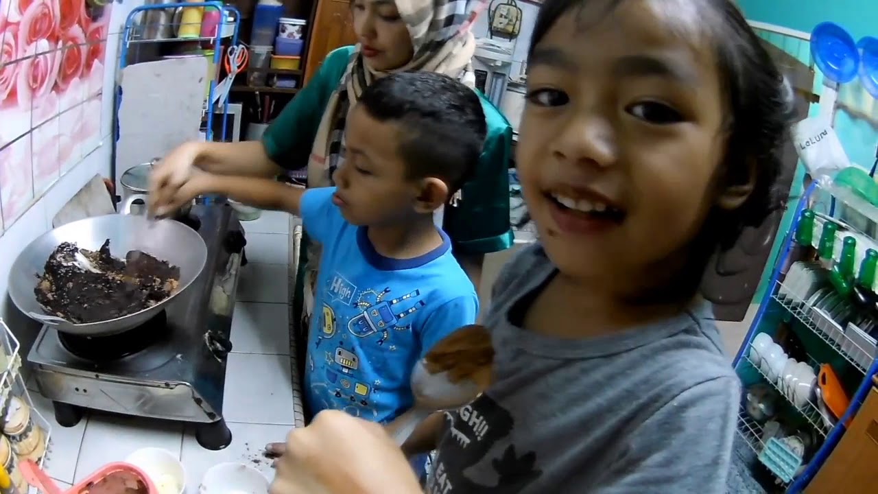 Ozil & ollysha buat kek batik - YouTube