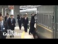Kimovi tjelohranitelji ponovo privlače pažnju: Glancali vrata voza