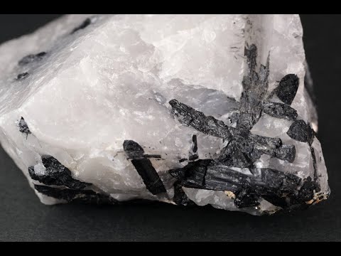 トルマリンインクォーツ トルマリン イン クォーツ 原石 218g / Tourmaline in Quartz