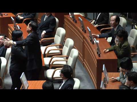 '한미FTA 비준 강행'...마스크 쓴 박근혜 앞에 선 이정희