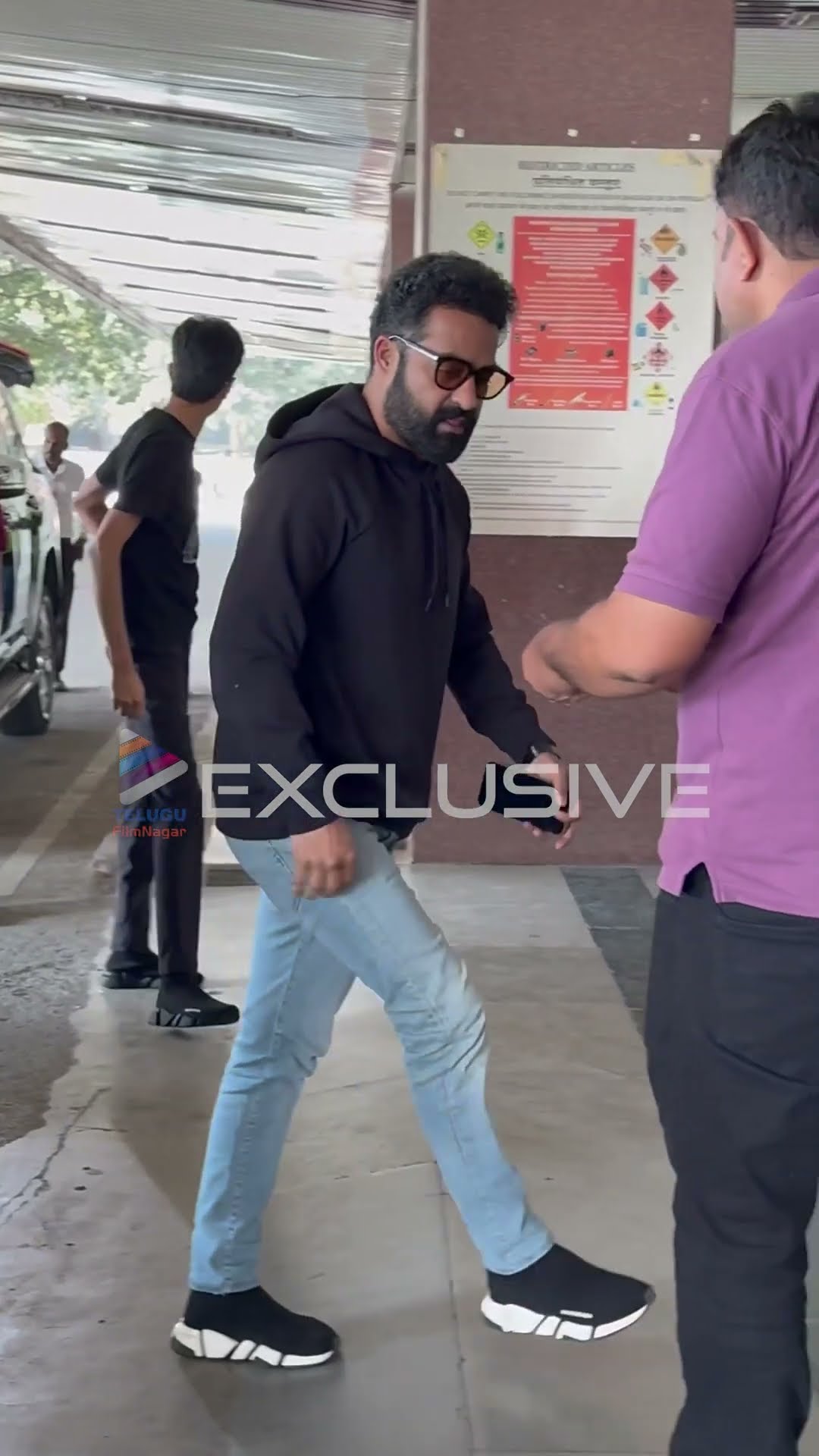 హైదరాబాద్ ఎయిర్‌పోర్ట్ లో క్యాజువల్ లుక్‌తో కనిపించిన #JrNTR ? | #War2 | #Shorts | #YTShorts | TFN