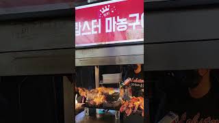 Korean Street Food - This guy cooking lobster while dancing