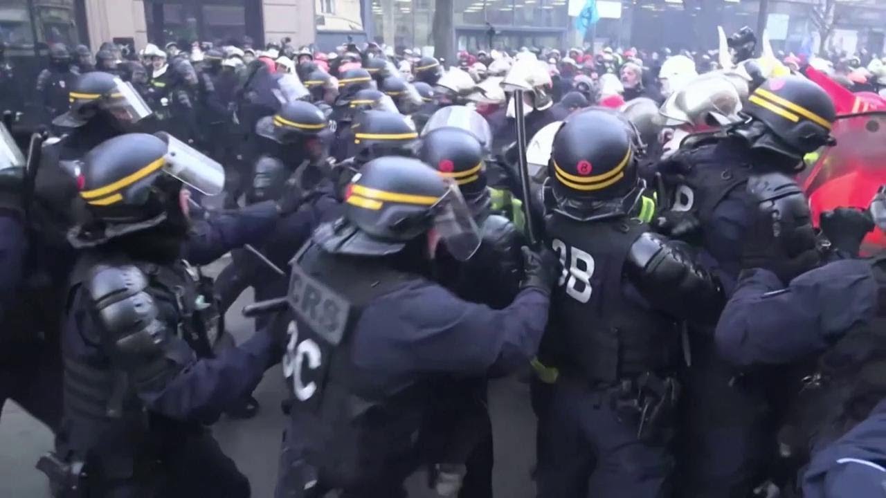Parigi, scontri tra vigili del fuoco e polizia: manganellate contro i pompieri