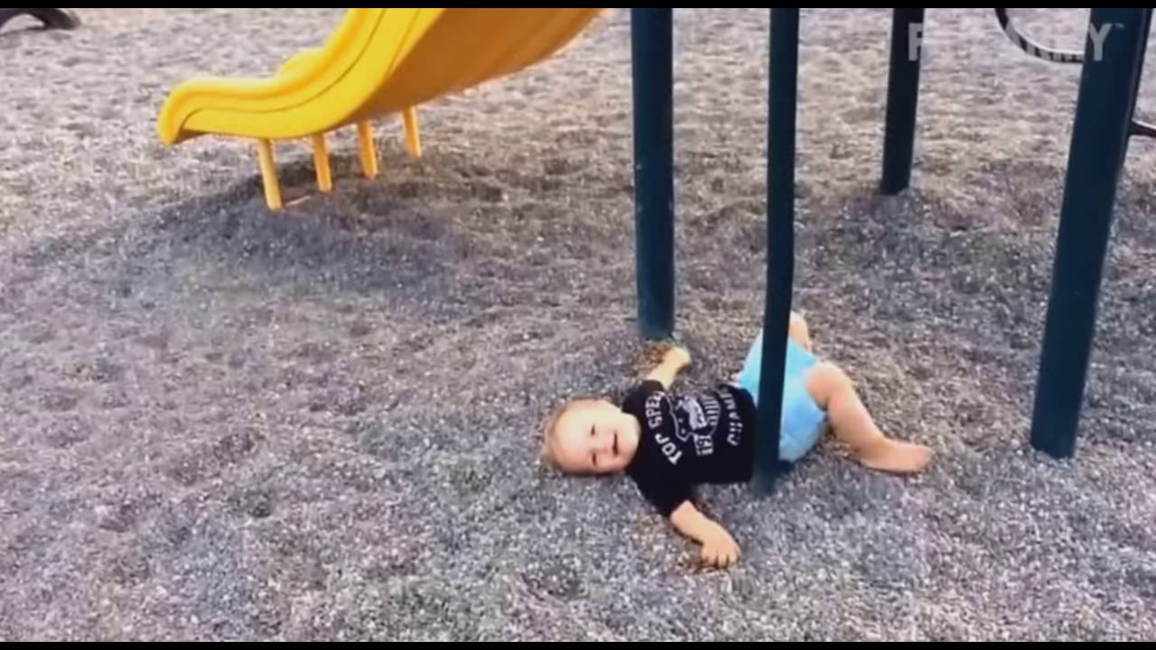 Ребенок упал с горки. Травма на детской площадке. Малыш падает. Маленький ребенок падает.