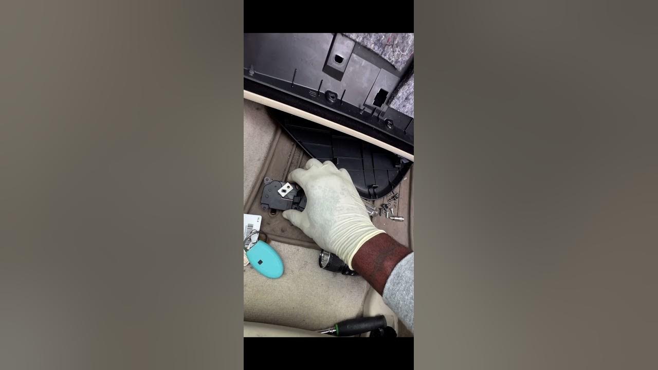 2015 Infiniti Q50 Blend Door Actuator Replacement (Front passenger side