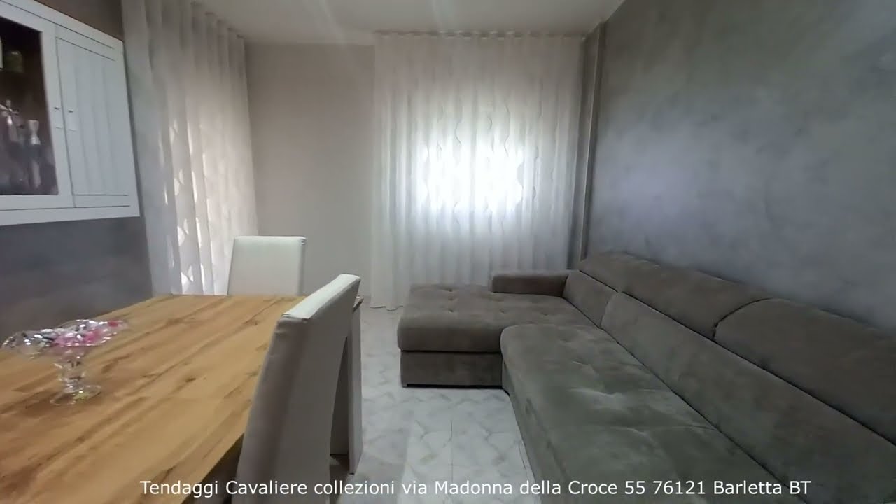 Tendaggi a onda con inserti laminati su linee curve verticali.