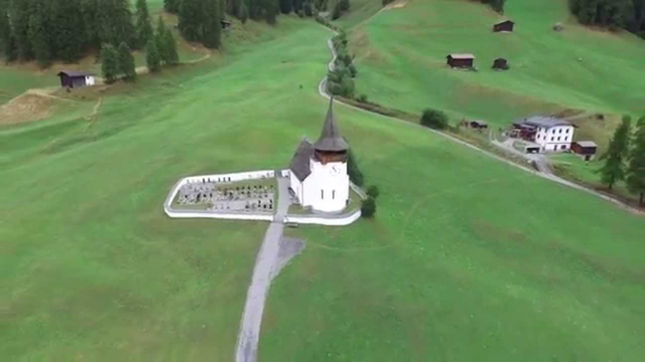 Flugaufnahme von der reformierten Kirche Davos Frauenkirch