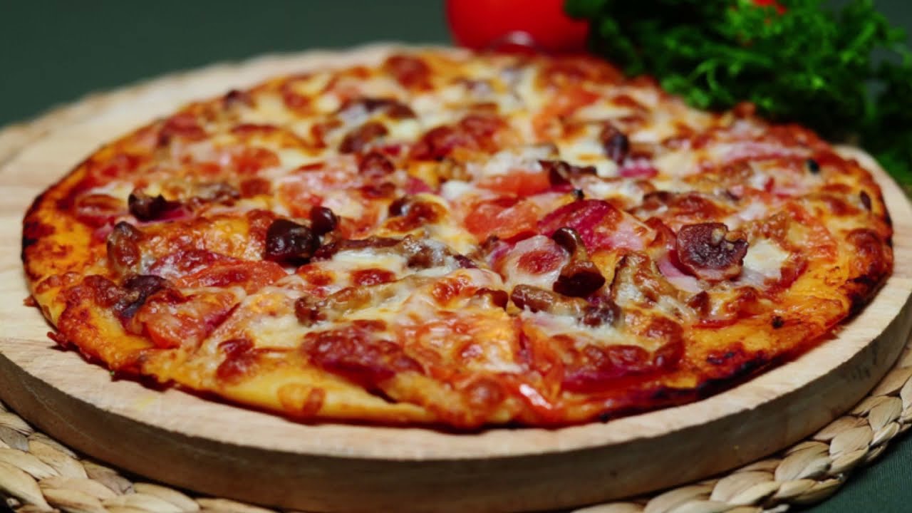 Пицца с колбасками. "Пицца". Пицца с колбасой. Пицца домашняя с колбасой. Пицца домашняя круглая.