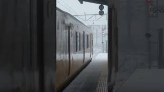 雪の米子駅を発車する115系G編成