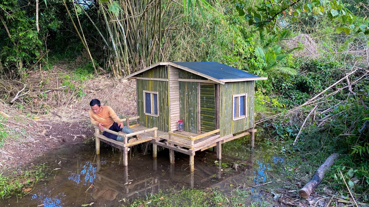 Camping hujan deras || Membangun shelter di atas air panen ikan gabus hasil pancingan