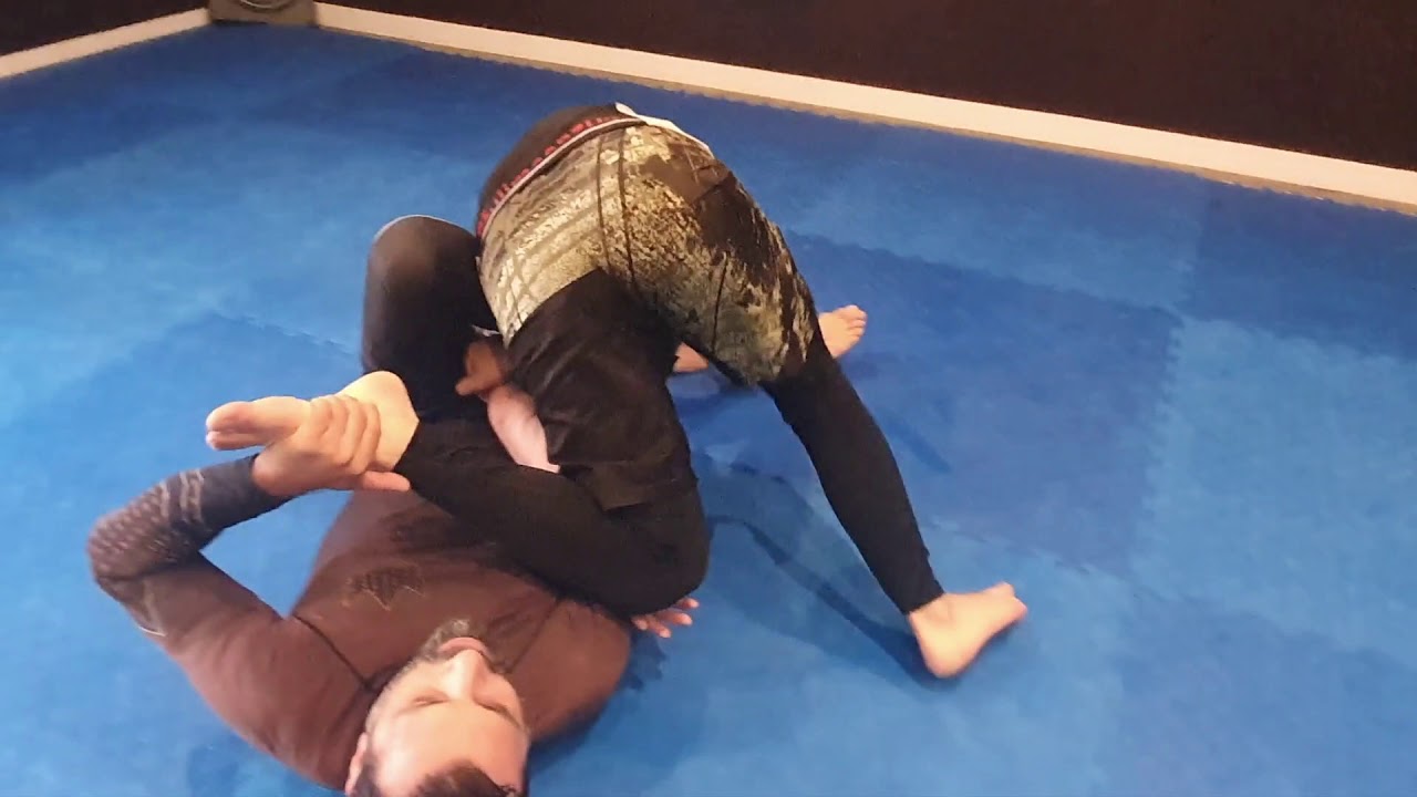 BJJ - Side Control Escape 06 - Leg Over to Rolling Arm Bar - YouTube