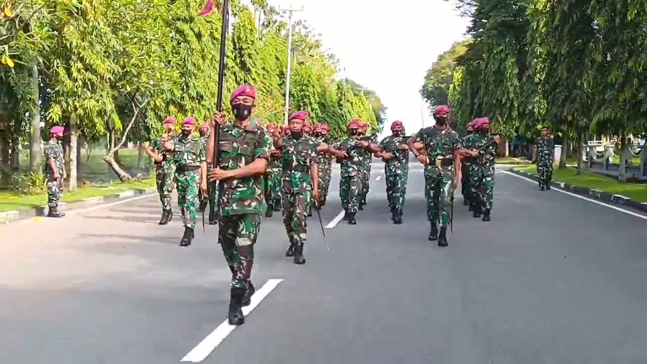 Langkah Defile Prajurit Yonmarhanlan VI Makassar