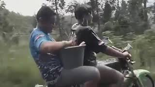 Anak cb mandi di jalan 😀 story wa terbaru 2019