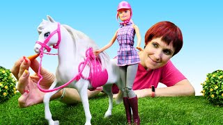 Барби подарили лошадь! Игры в куклы Барби с Машей Капуки