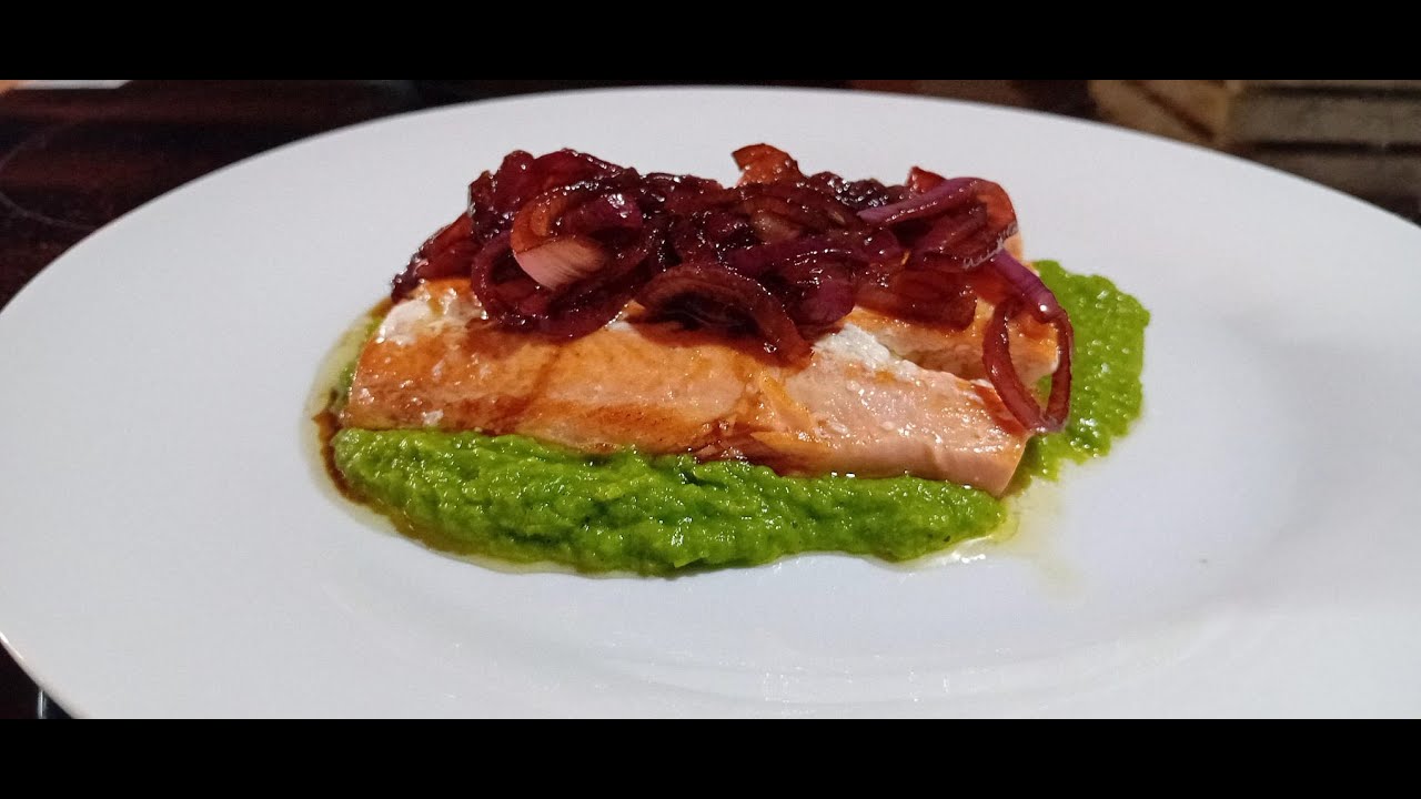 Salmone su crema di piselli e cipolla caramellata - YouTube