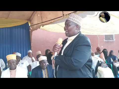 Sheikh Wa Wilaya Ya Sikonge Akimkabidhi Mufti Wa Tanzania Zawadi Ya Dumu La Asali 8 10 2021