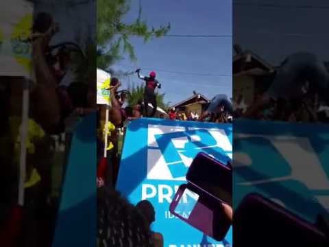 لاحظو كيف اختل توازن الفتاه البدينة