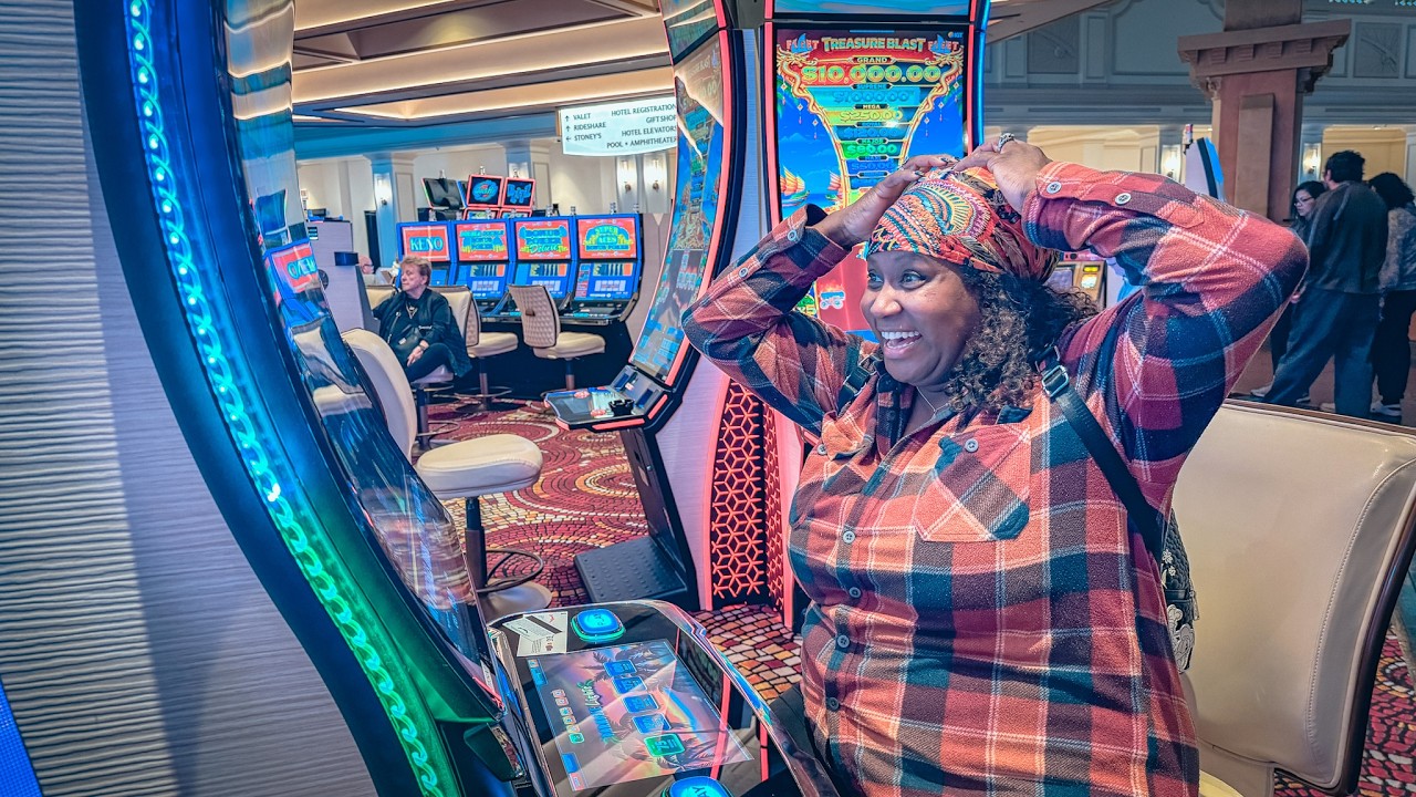 Она НАКОНЕЦ-ТО прервала свою полосу неудач на этом игровом автомате!!