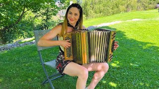 Claudia Hinker spielt AUF ZUM KIRCHTAG auf ihrer Steirischen Harmonika!