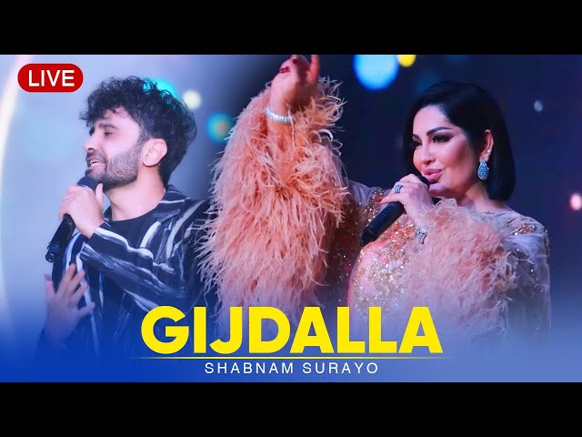 U yubkasini külotsiz kotardi. Vulva lablari fotosurati