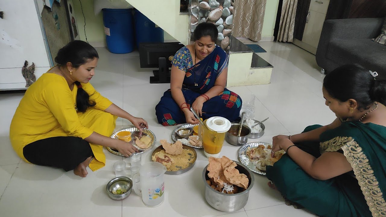 आज घरी पाहुण्यांसाठी आमरस जेवण पण पावसामुळे लाईट गेली त्यामुळे सर्वच गडबड..😃