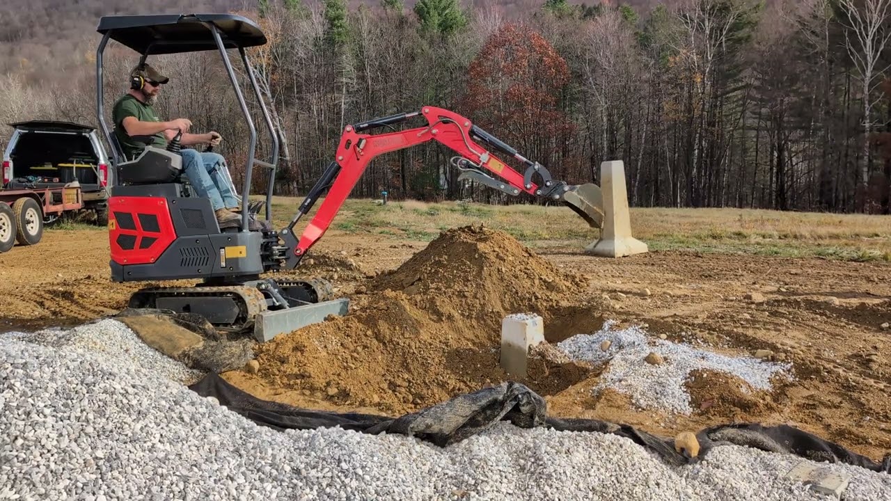 Chinese Mini Excavator in action. Infront YFE15