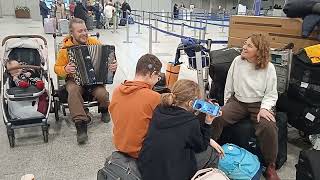 Саня Ежов с семьёй перед отлётов на ПМЖ в Израиль...