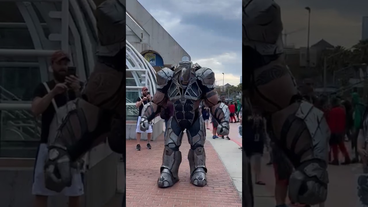 Rhino meets the people #comicconsandiego #marvelcosplay #comiccon #marvelcosplayer #spiderman #rhino