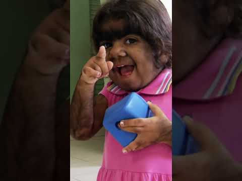 Pequena garota sofre