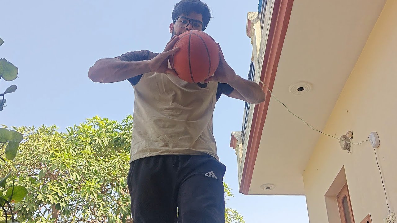 Choti si chatt pe basketball khelne lga 😎