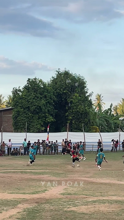 Shoot keras terarah , namun sayang masih bisa di tepis