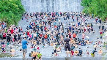  DU KHÁCH ĐỔ VỀ ĐÔNG KÍN HỒ KHUÔN THẦN TẤP LẬP NGÀY QUỐC KHÁNH MÙNG 2/9 2025