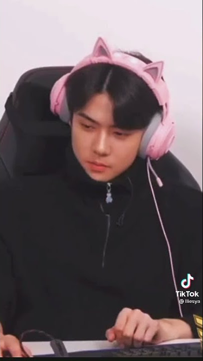 sehun forgetting his an idol. #exo #sehun #idol #live