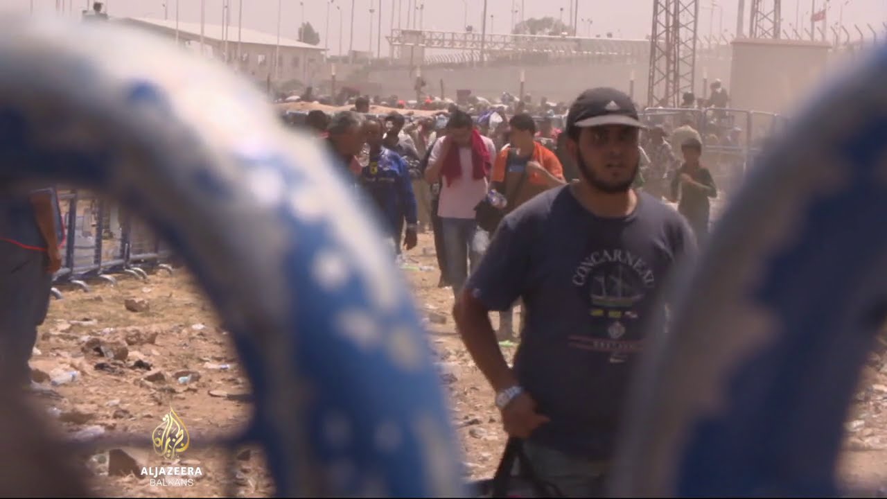 آلاف اللاجئين السوريين يعبرون الحدود إلى تركيا