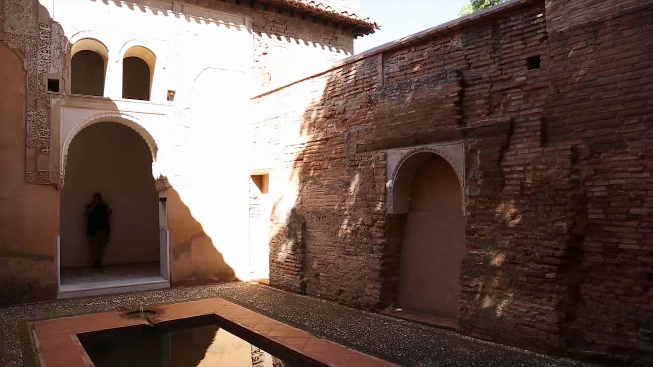 Casa nazarí de la calle Real de la Alhambra - YouTube