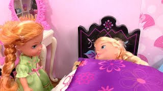 Someone is sick ! Elsa \& Anna toddlers at the Doctor - Barbie - cough - checkup - sore throat