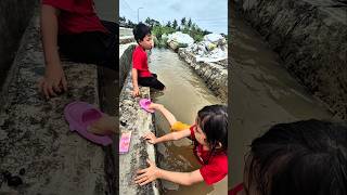 sendal Aulia Hanyut, kk tolongin ga ya #trendingshorts