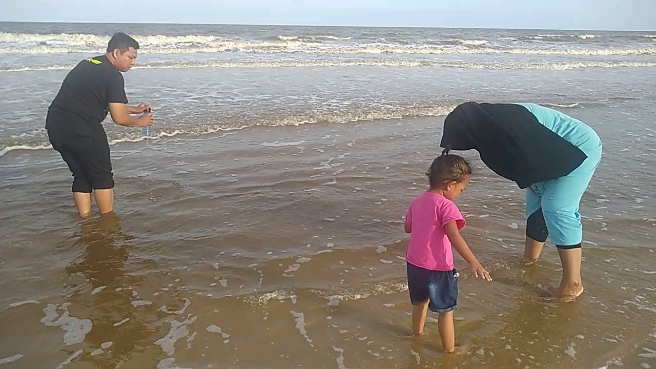  Anak  kecil main2 di  pantai  YouTube