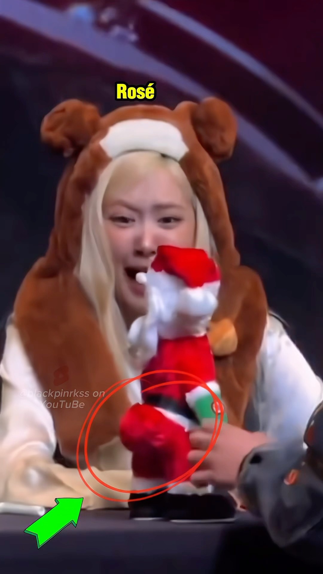 Rosé was extremely excited and surprised by the gift a fan gave her!! ??? #blackpink #rosé