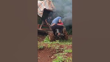 Xe công nông càng chở lúa lên dốc bị lầy