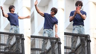 Shahrukh Khan and Salman Khan's Eid Celebration Waving To his Fans At Mannat after 2years