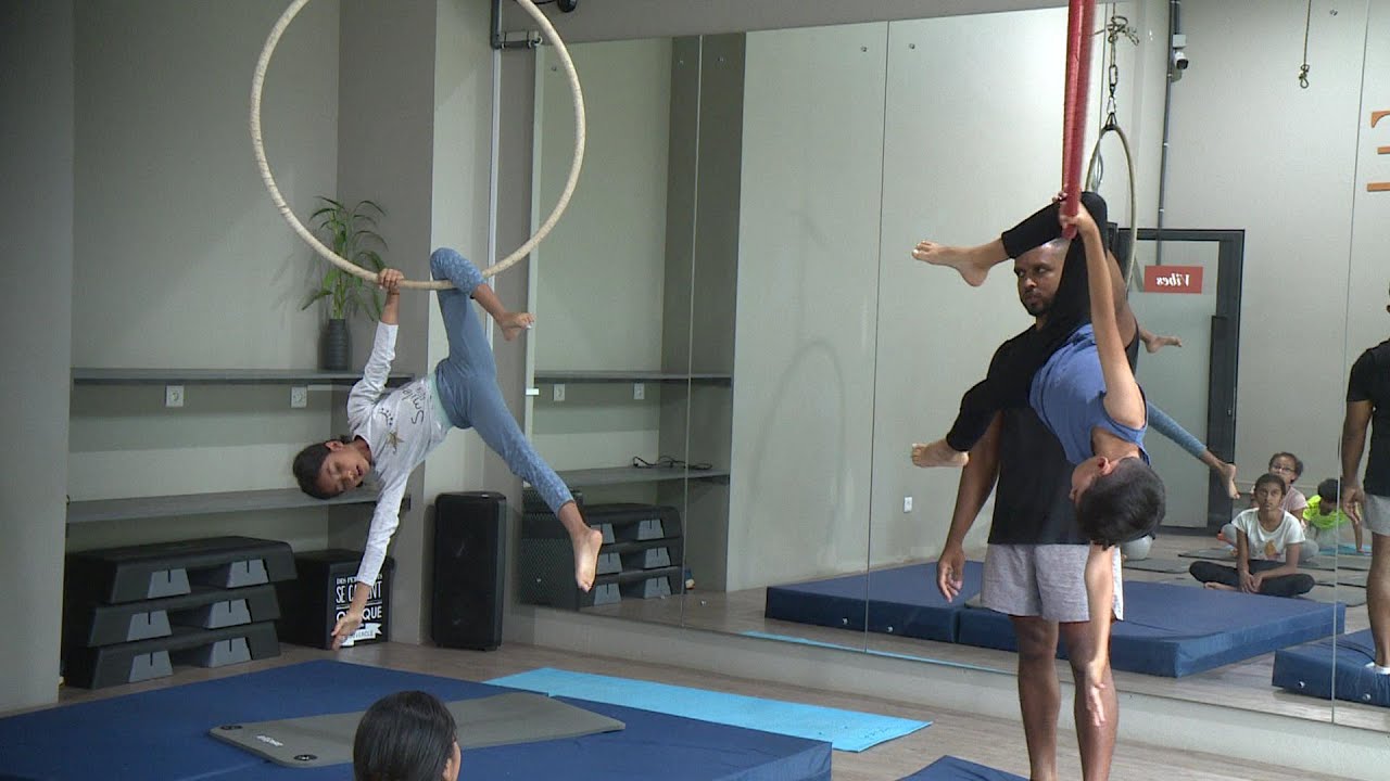 En Forme - Acrobatie Aerienne - YouTube