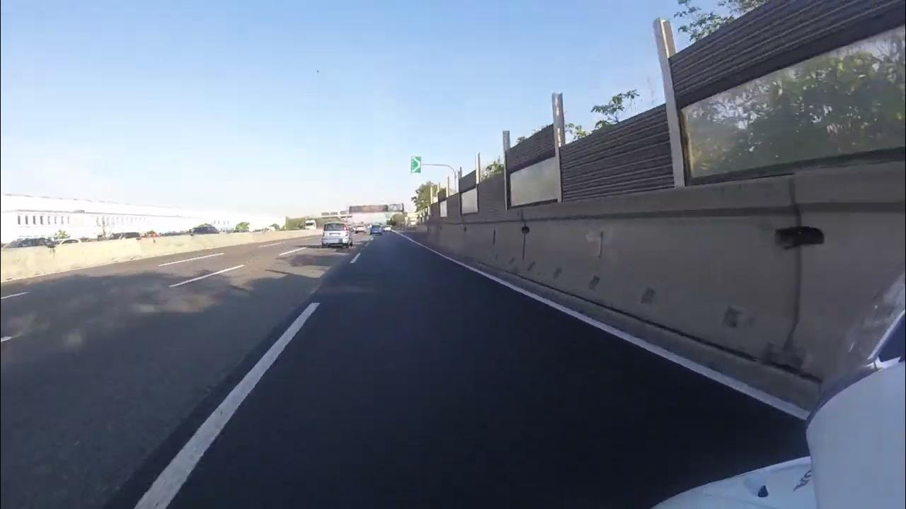 Fegato è A Destra O Sinistra HBD - autostrada A8- macchina blu che sorpassa a destra e sinistra 27
