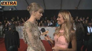 "extra's" renee bargh caught up with taylor swift at the american
music awards to dish about singer's recent meet-up selena gomez in
l.a.