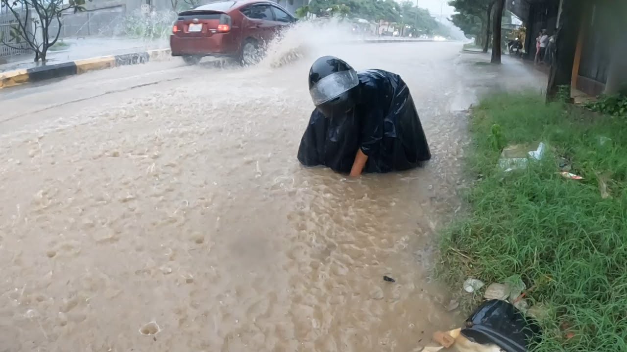 Massive flooding road after heavy rainstorm clog drain - YouTube