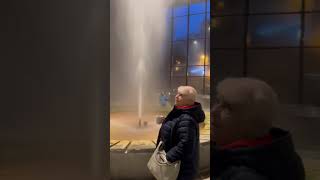 Вода бьет фонтан с подземли.горячая